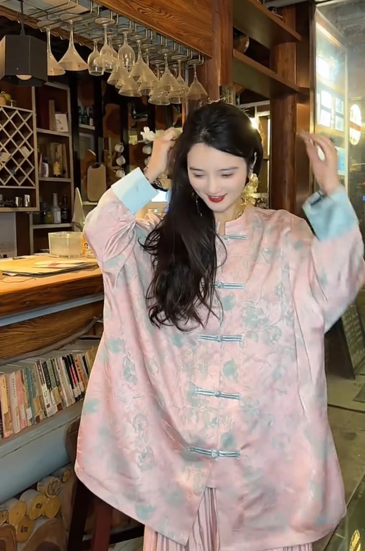 月畔湾【几时春】新中式春季国风提花显瘦圆领盘扣复古气质长袖上衣