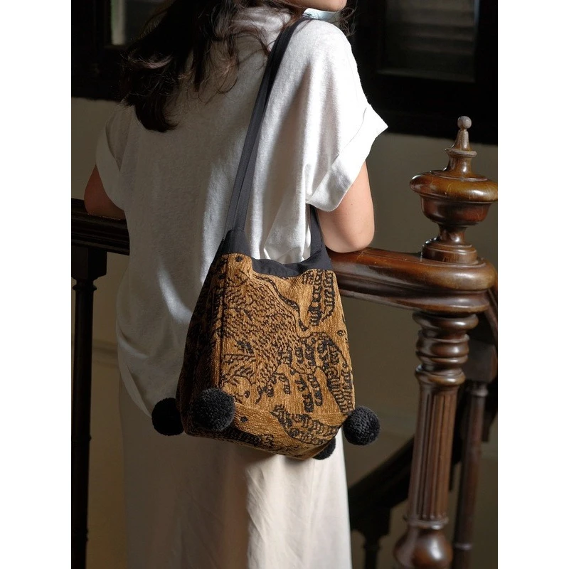 2025秋冬新款中式温柔复古气质巴恩风雪尼尔毛球单肩小方包水桶包