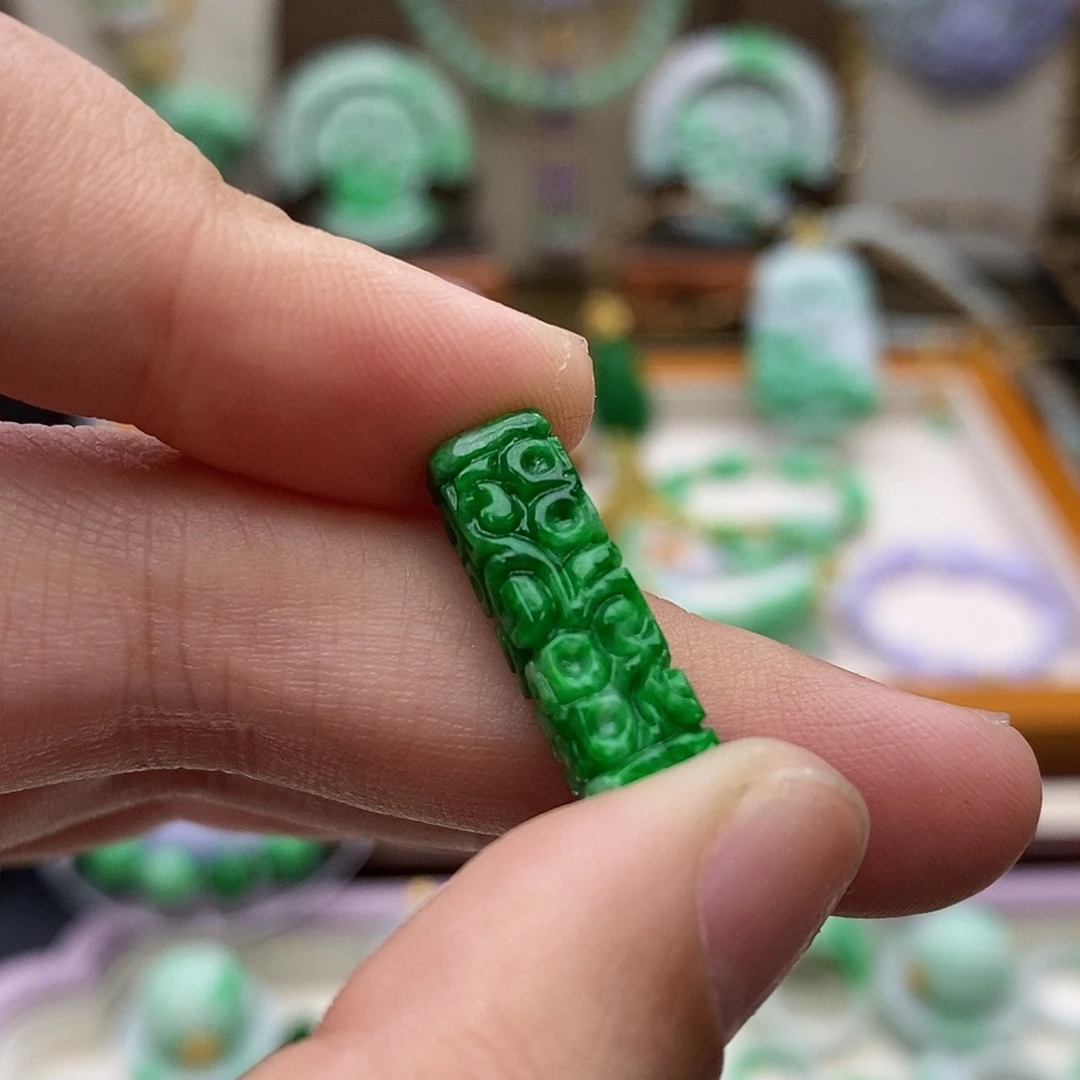 翡翠未镶嵌颈饰四棱柱