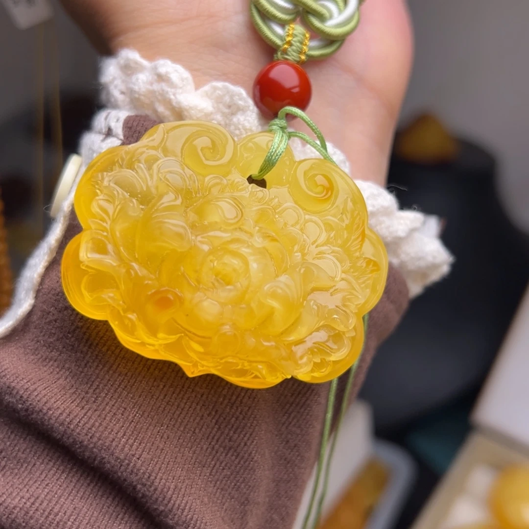 蜜蜡未镶嵌颈饰牡丹花如意锁