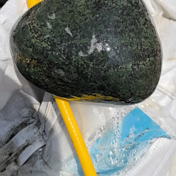 用***7有机玻璃藏玉药王石原石摆件一个