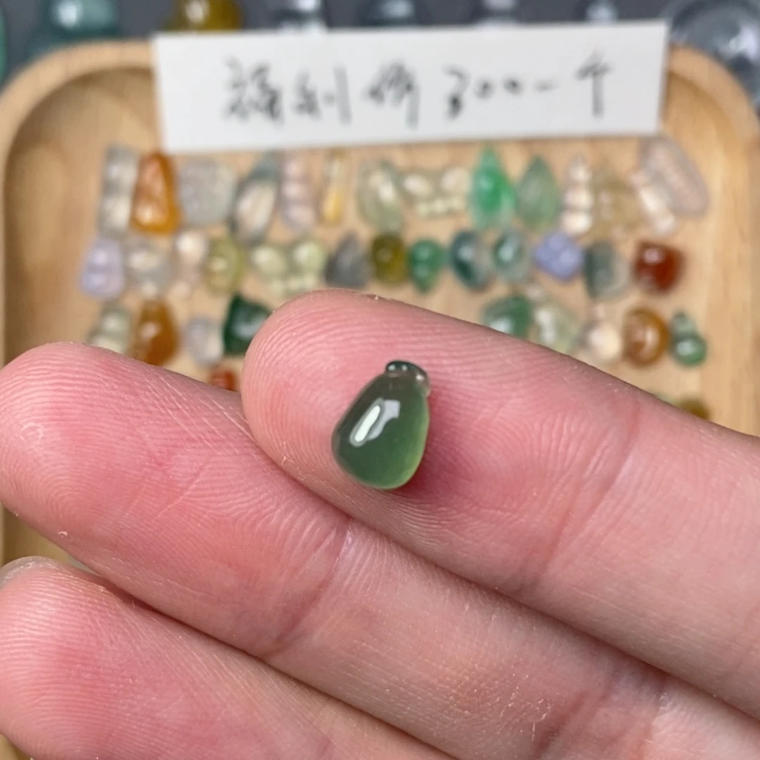 翡翠未镶嵌颈饰瓜