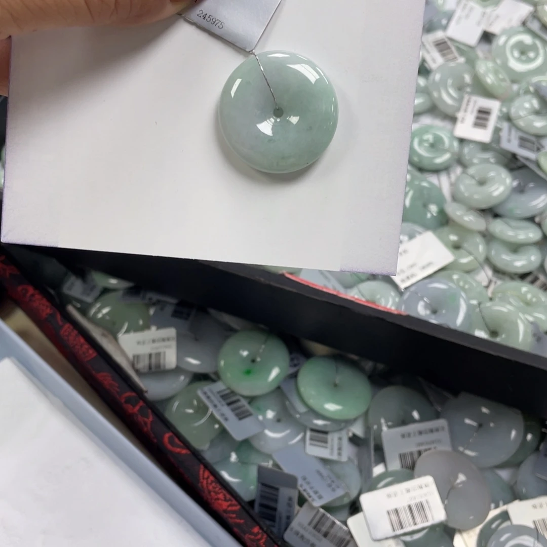 翡翠颈饰未镶嵌平安扣