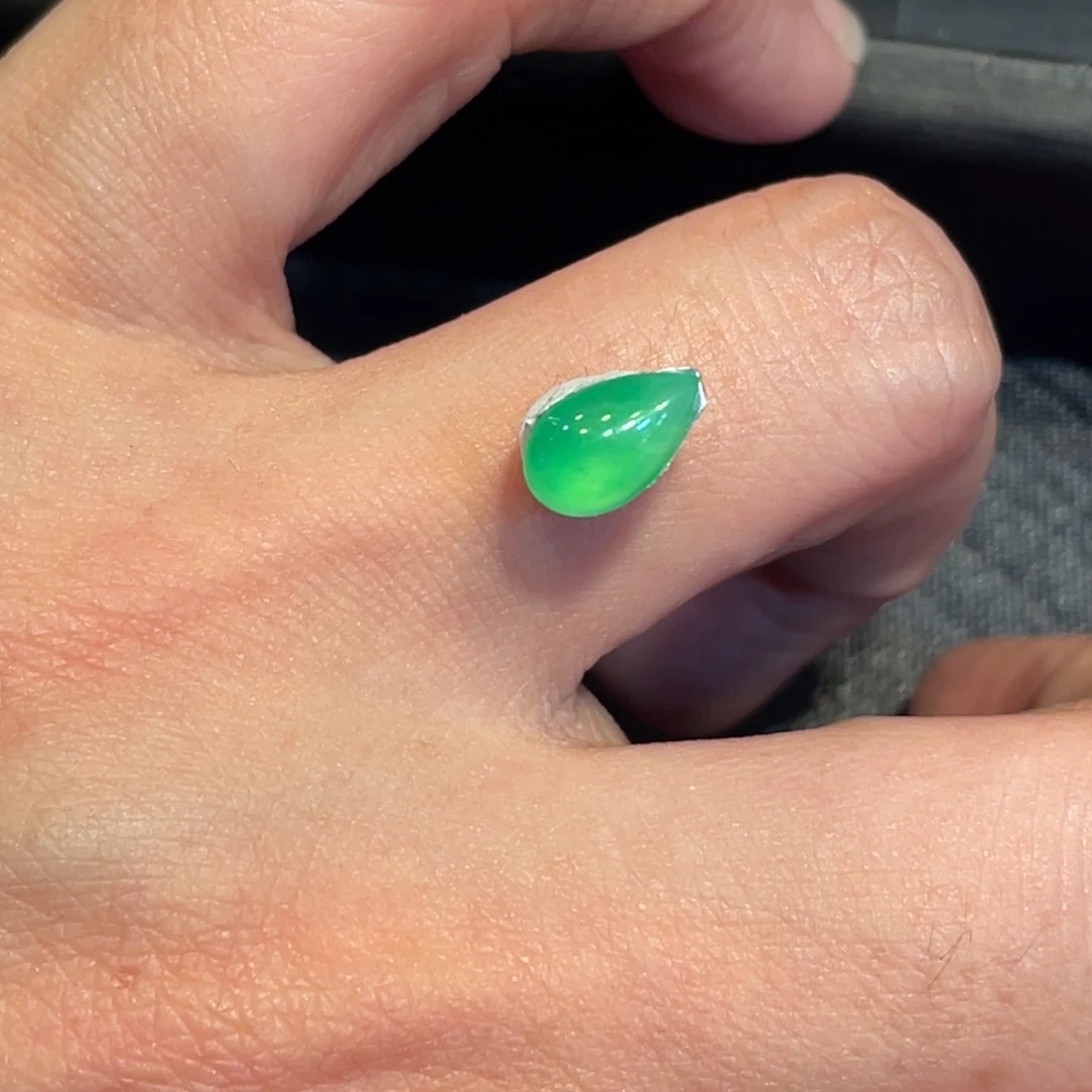 翡翠未镶嵌颈饰水滴