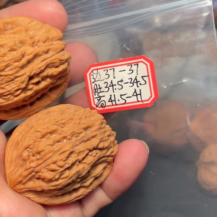 一***长桃核把件凹底狮子头