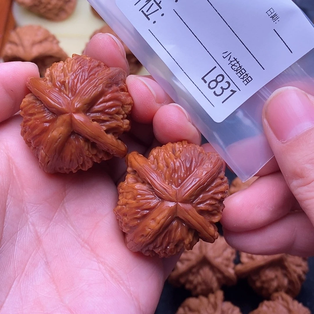 贝***汗把件文玩核桃白狮子四棱精修款39