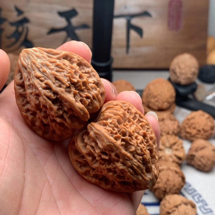 雲***川吊坠桃核山地果龙凹