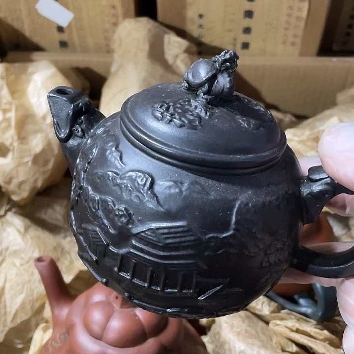 紫砂茶壶原矿泥料，手工制作的一把紫砂壶。