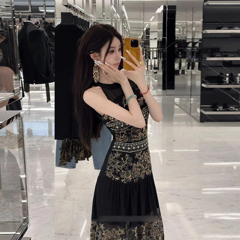 2025夏季气质时尚轻奢重工定位印花挂脖无袖吊带雪纺连衣裙女