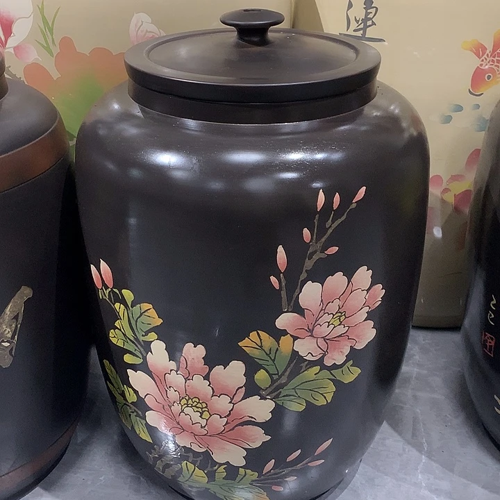 三号彩填牡丹水缸。