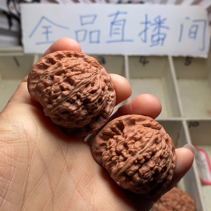 文玩核桃吊坠白狮子