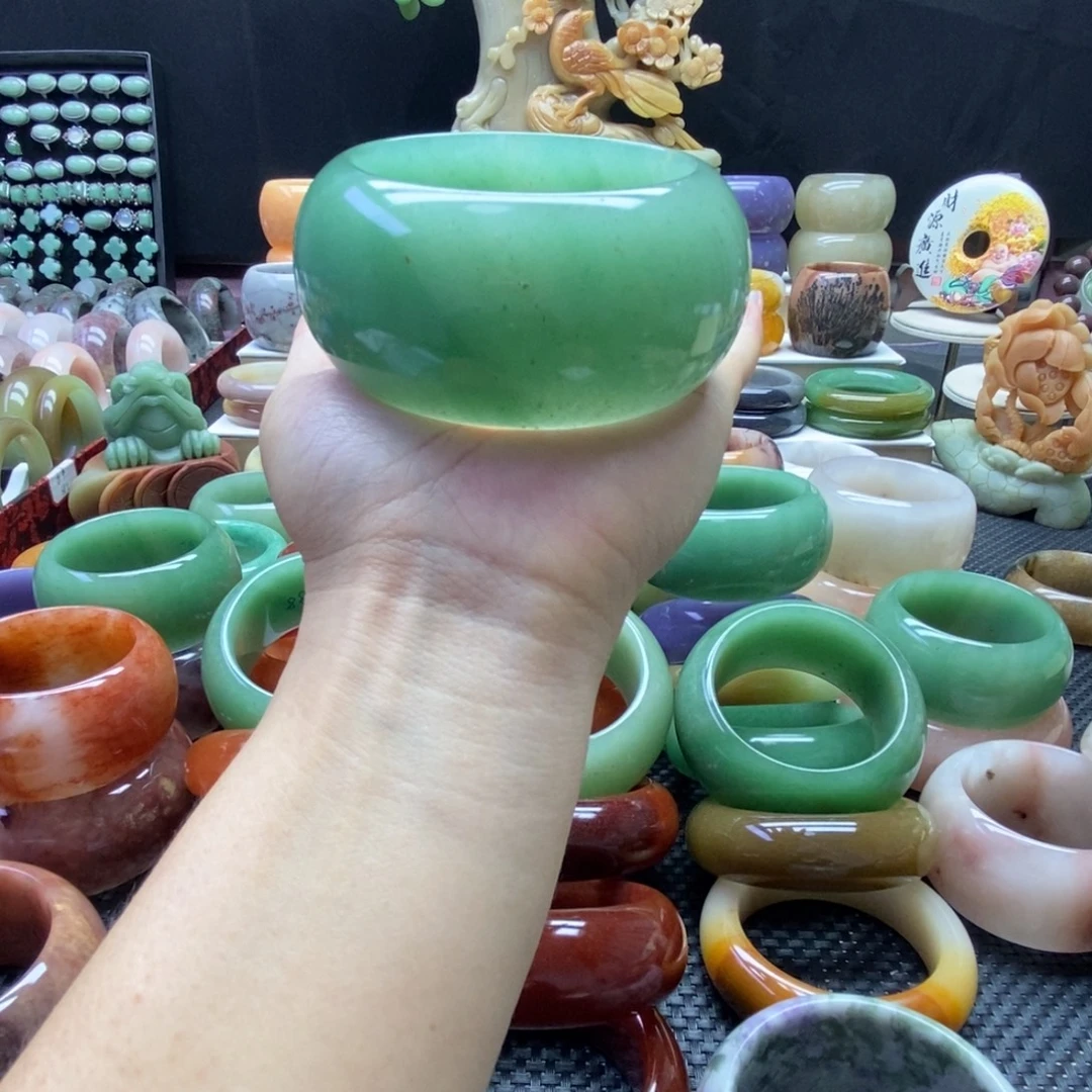 傲***格石英质玉未镶嵌手镯