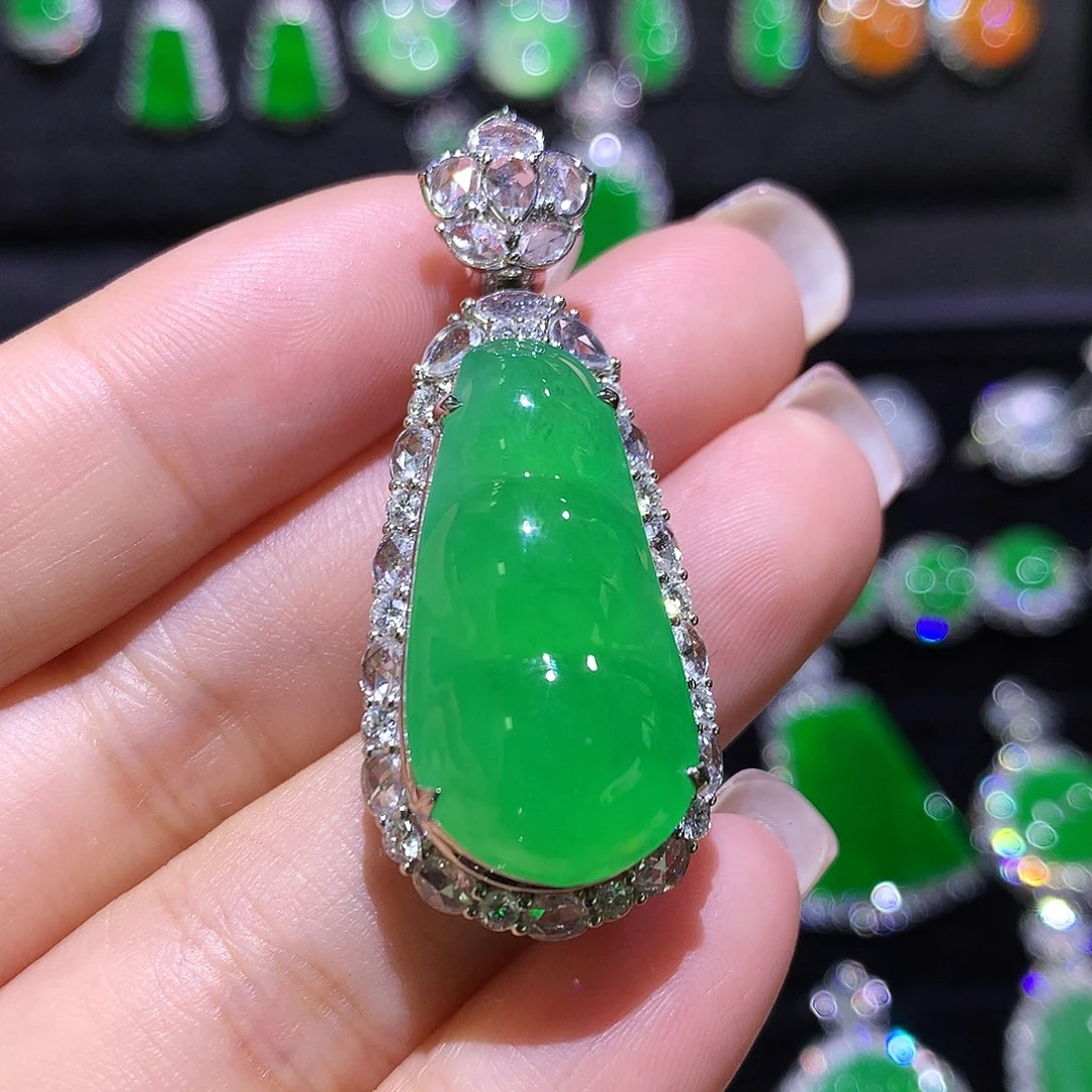 翡翠18K金镶嵌颈饰高冰满绿福豆