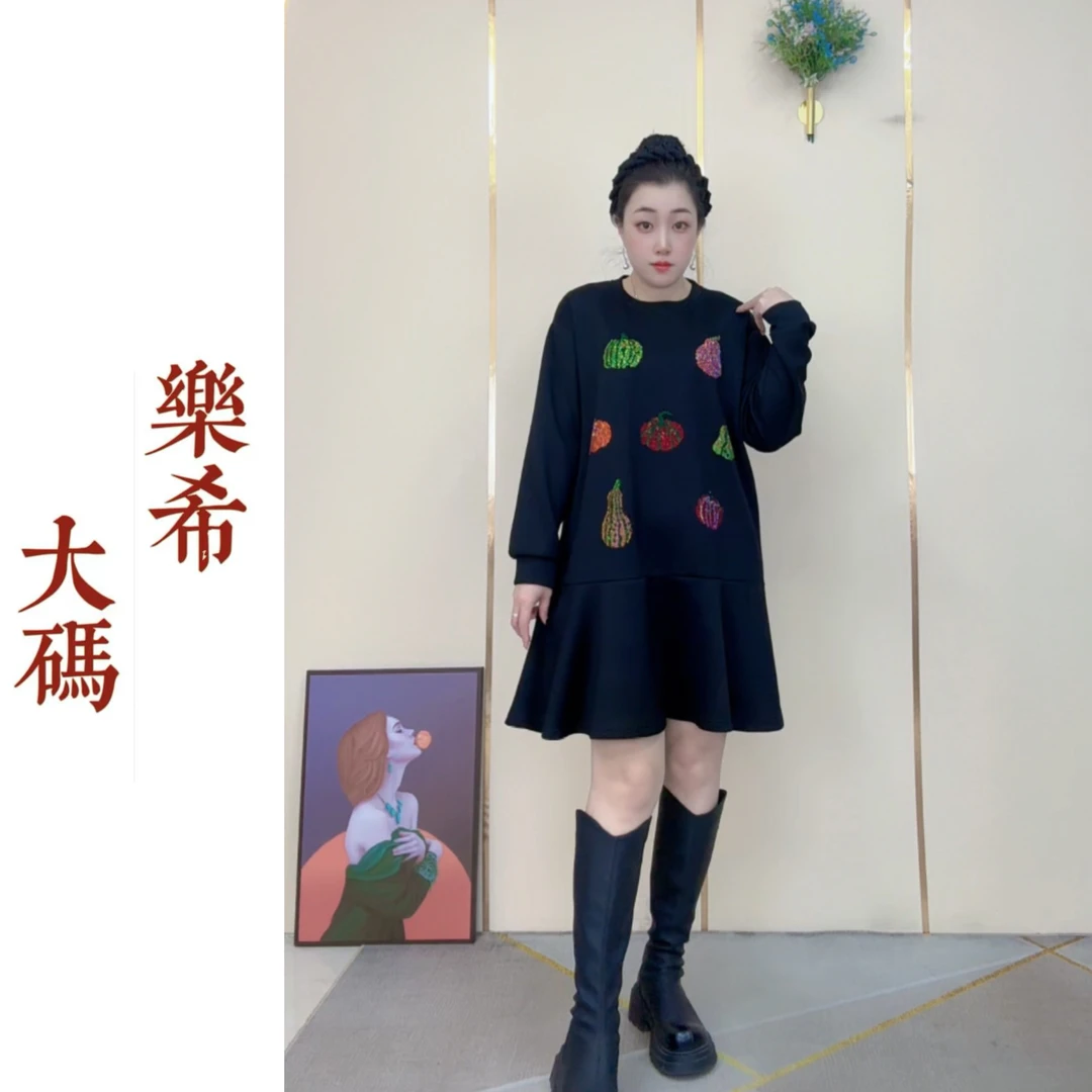 《乐希大码》秋冬款时尚圆领长袖拼接卡通刺绣宽松百搭显瘦连衣裙