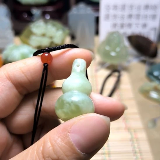 忆***梦蛇纹石玉未镶嵌颈饰