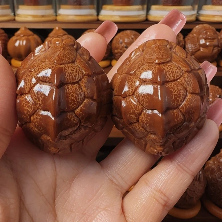 橄榄核把件时****梭富甲一方手把件42