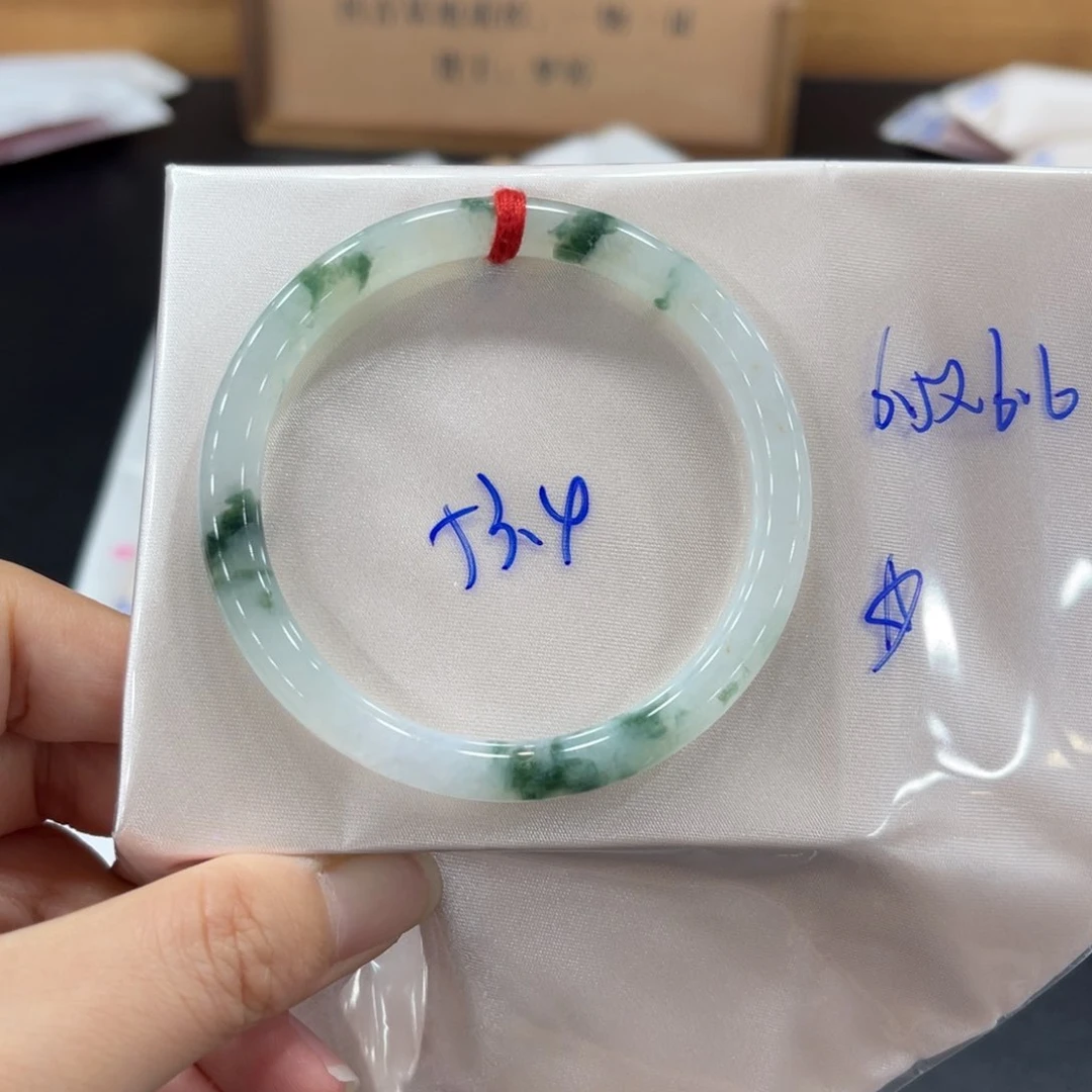 翡翠手镯未镶嵌翡翠