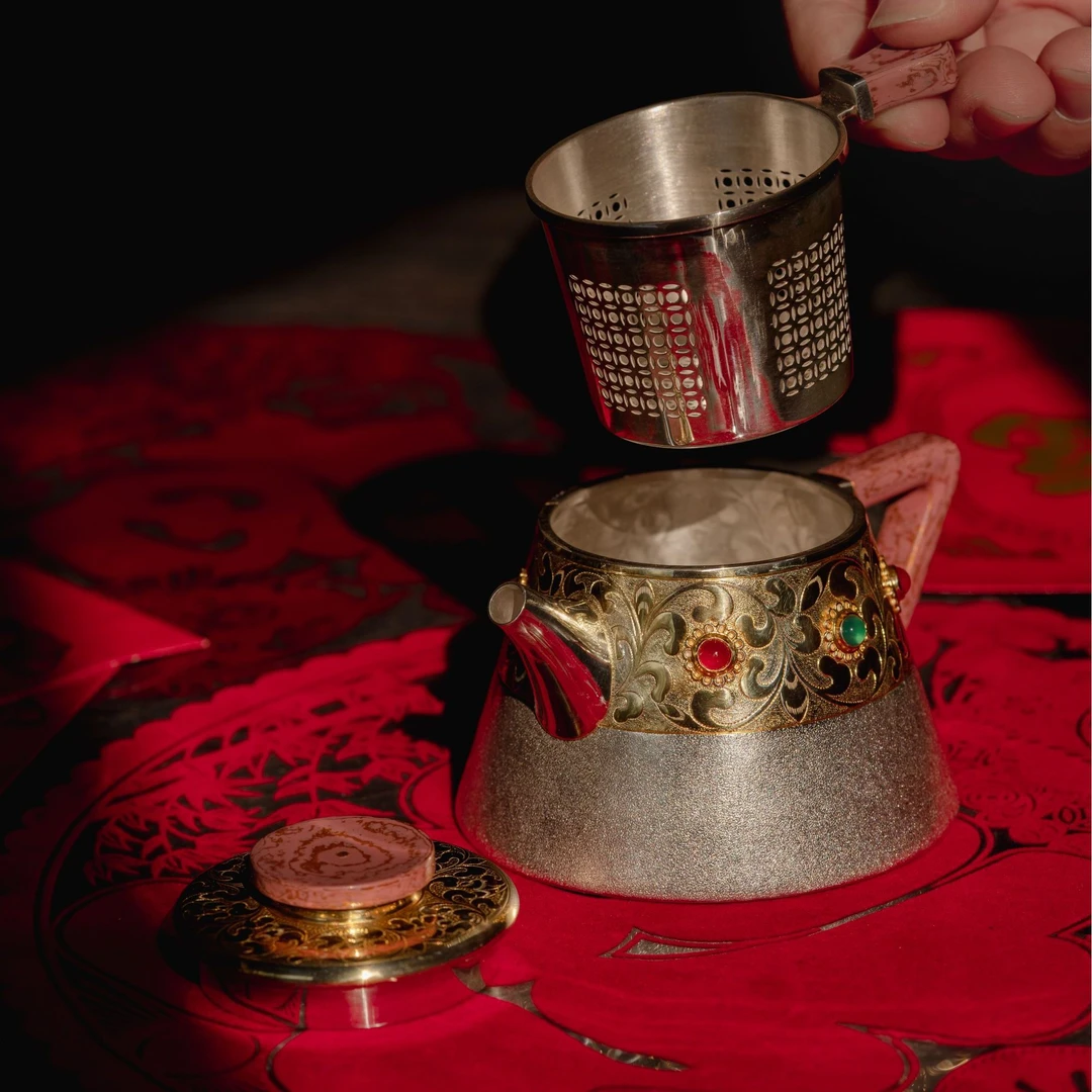 呆坐 【粉色情人】錾刻鎏金嵌百宝又见花舞飘逸壶  大容量DZ021443