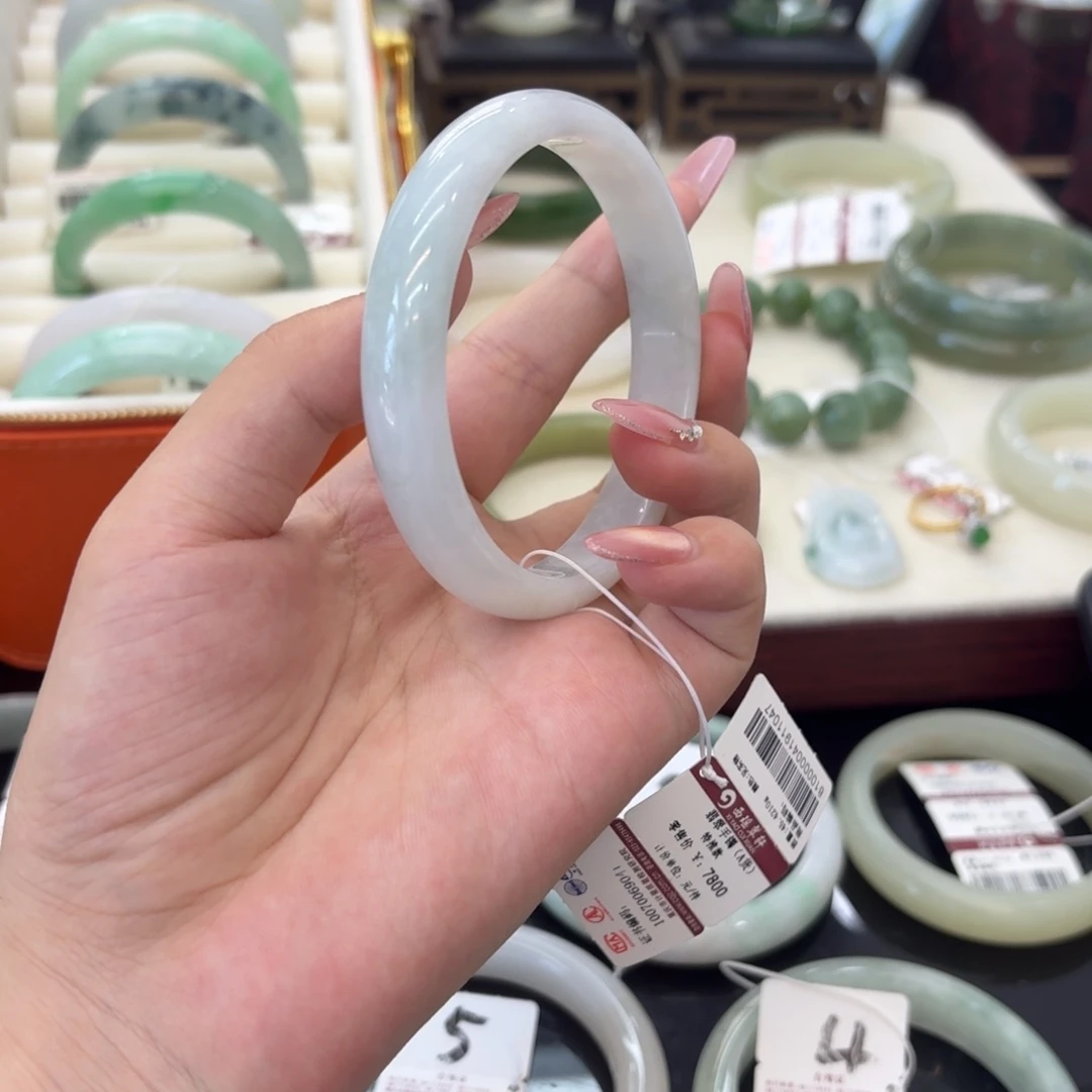 未镶嵌手镯和田玉（糖玉）（白底带意境）