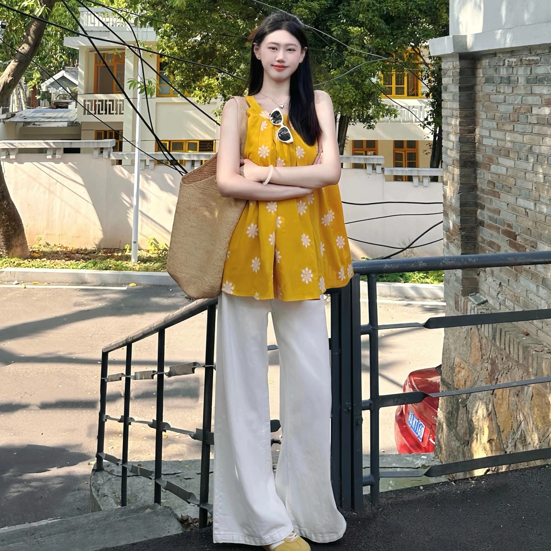 黄色刺绣花吊带背心女夏2026新款多巴胺海边度假穿搭无袖挂脖上衣