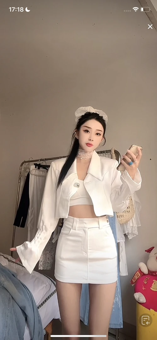 白色缎面喇叭袖西装外套女短款钻扣高级感衬衣法式别致外套