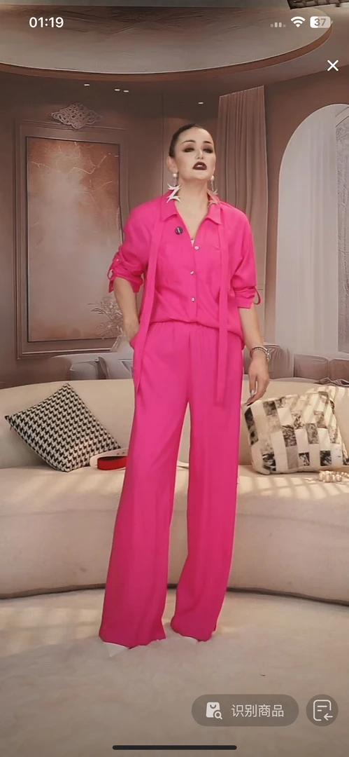 玫红色一套衬衣裤子