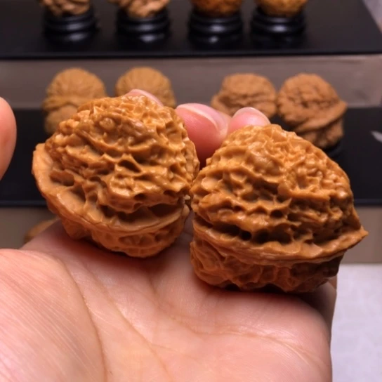 文玩核桃把件珊瑚石3