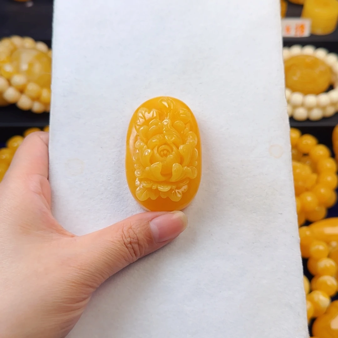 蜜蜡未镶嵌颈饰牡丹花吊坠