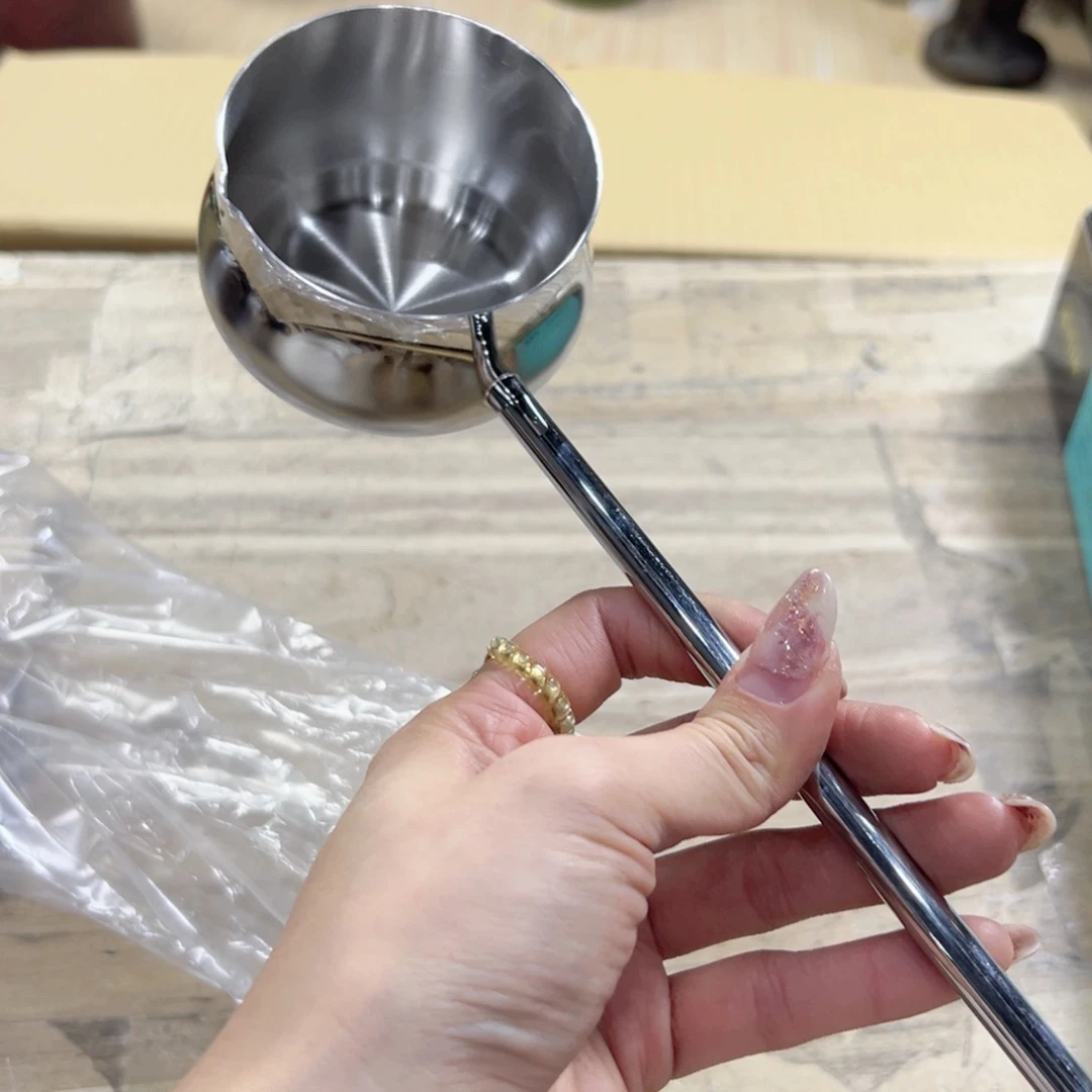 瓷片陶瓷和金属表面涂了厚厚的油漆