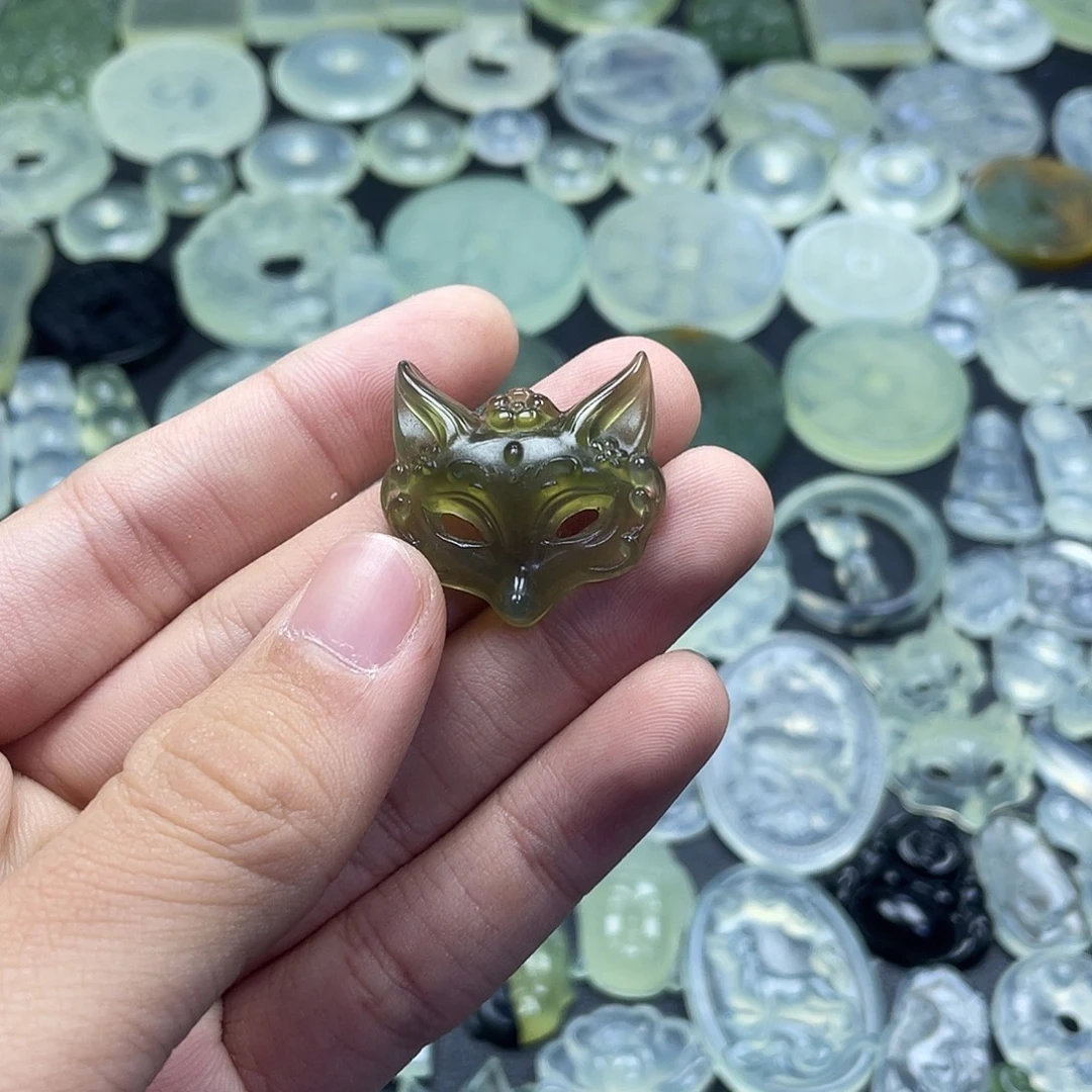 岫玉未镶嵌颈饰狐狸面具