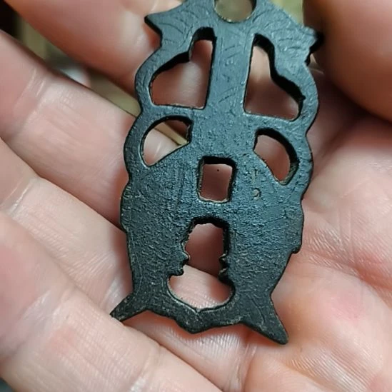 君***巅镀金铜鱼一个，包浆醇厚