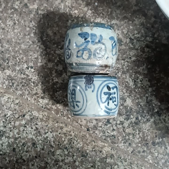 罐悟****)青花香插两个有点小瑕疵。