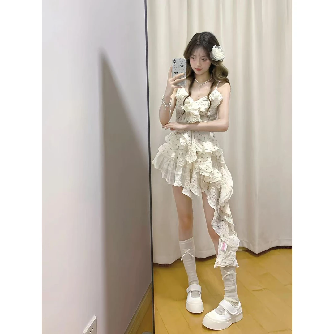 甜辣妹碎花吊带连衣裙女夏季不规则荷叶边公主裙收腰设计感长裙子