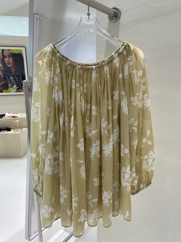 WIWH 花色上衣。