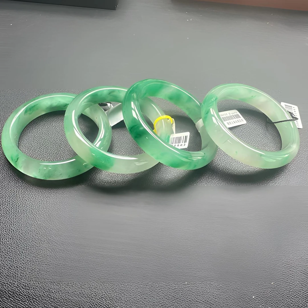 天然精美非洲翠手镯 发一只（天然货品纹理有差异 多样性发其一）