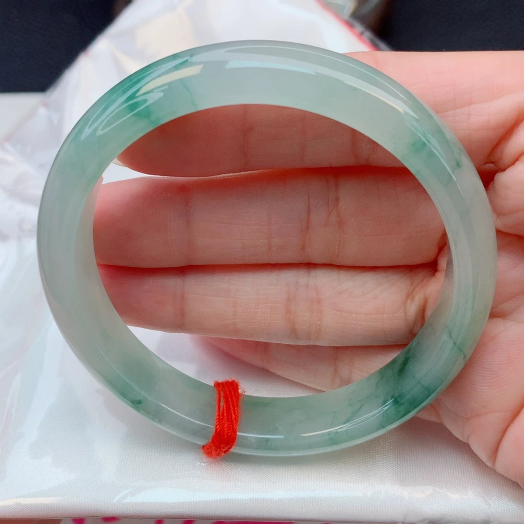 翡翠未镶嵌手镯59圈 细糯冰绿底飘绿花