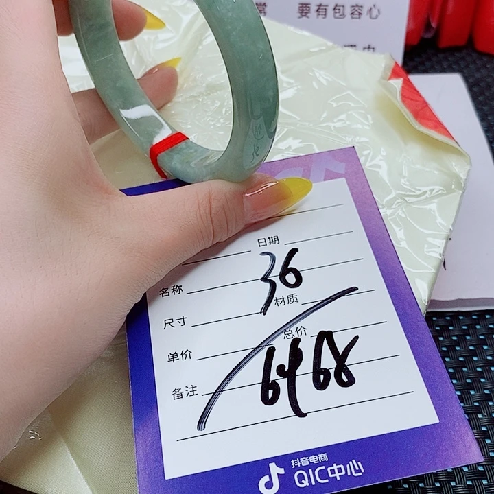 翡翠手镯未镶嵌翡翠