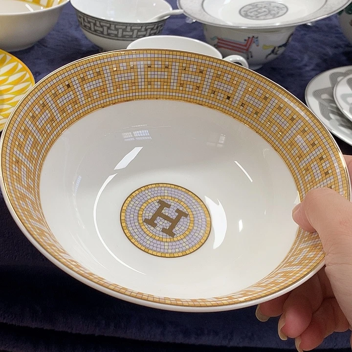 瓷片灰色看清楚是灰色汤碗