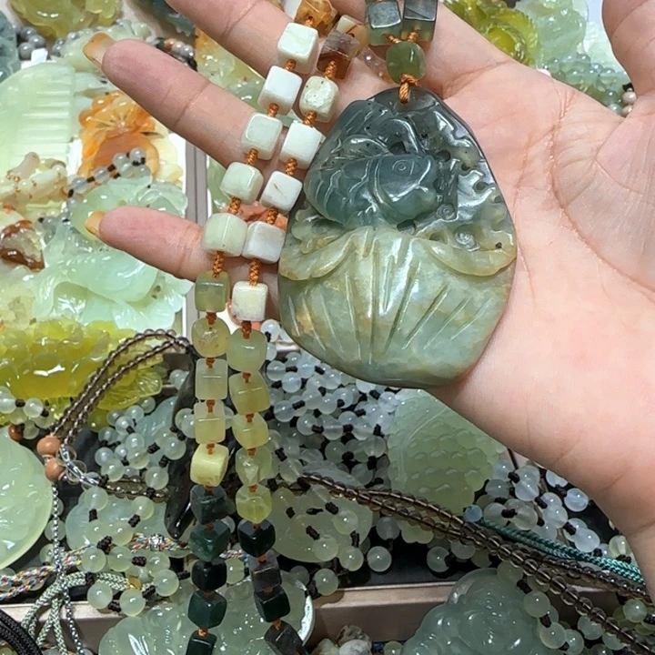 未镶嵌蛇纹石玉吊坠