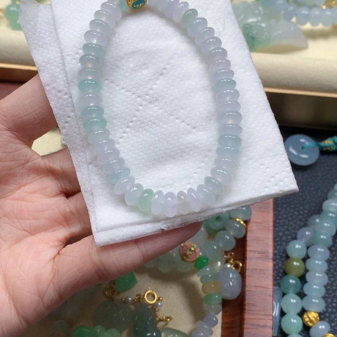 翡翠未镶嵌颈饰是