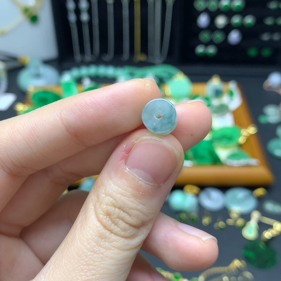 翡翠未镶嵌颈饰有纹裂