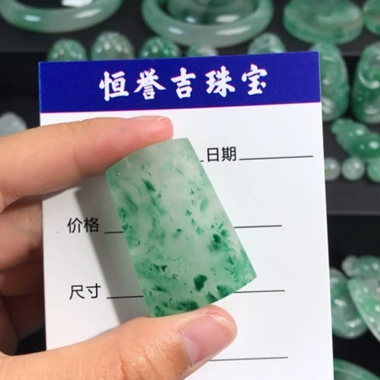 颈饰未镶嵌石英岩玉