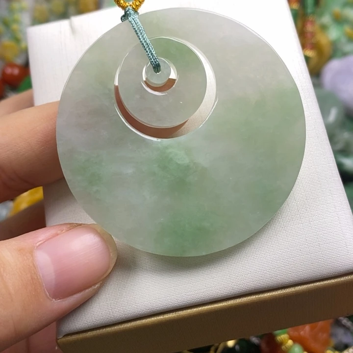 翡翠未镶嵌吊坠(赠链)