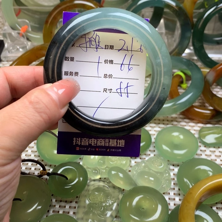蛇纹石玉手镯未镶嵌搬*狗