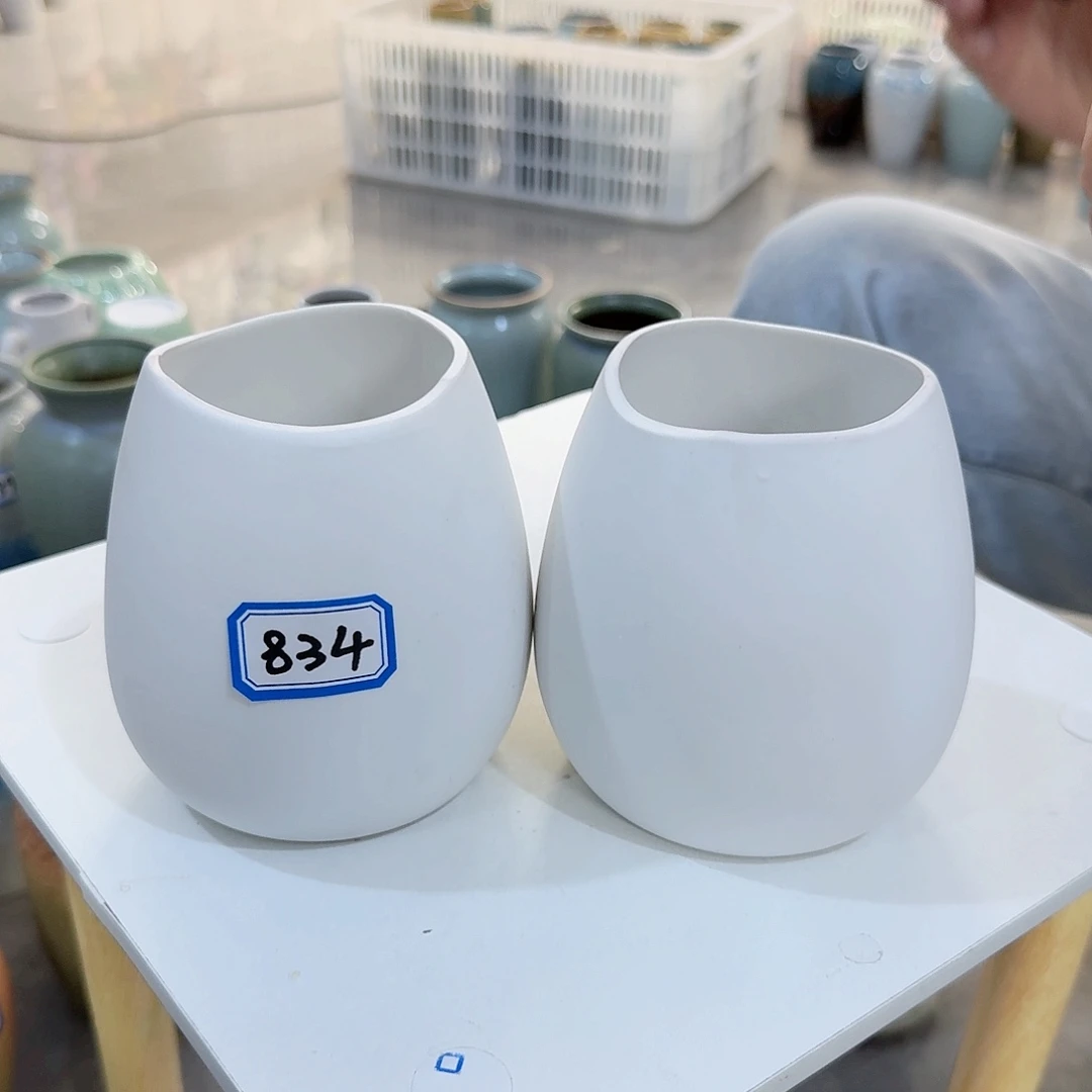834号一对小花瓶高12厘米瑕疵
