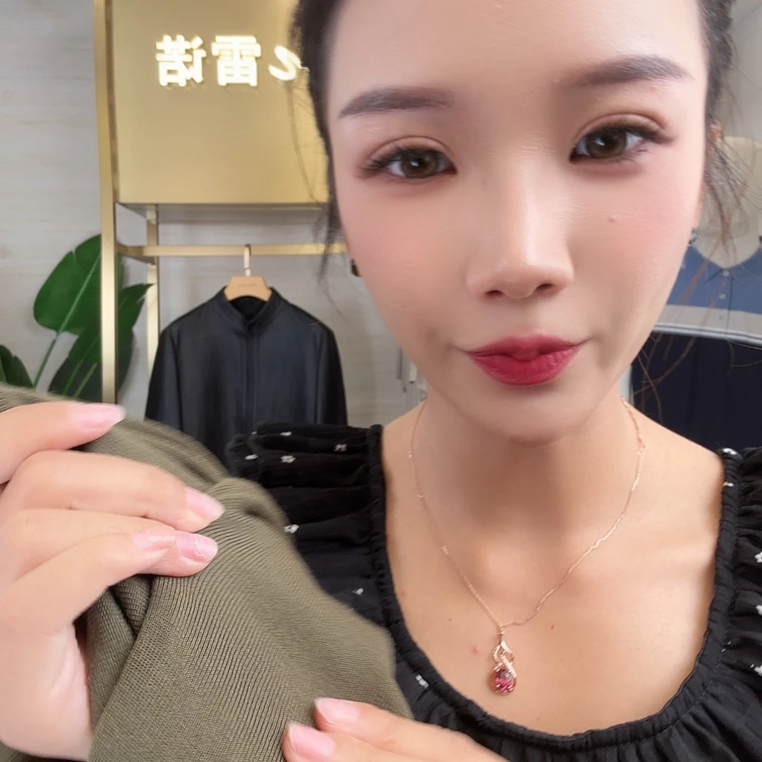 上衣的搭配非常的时尚哦