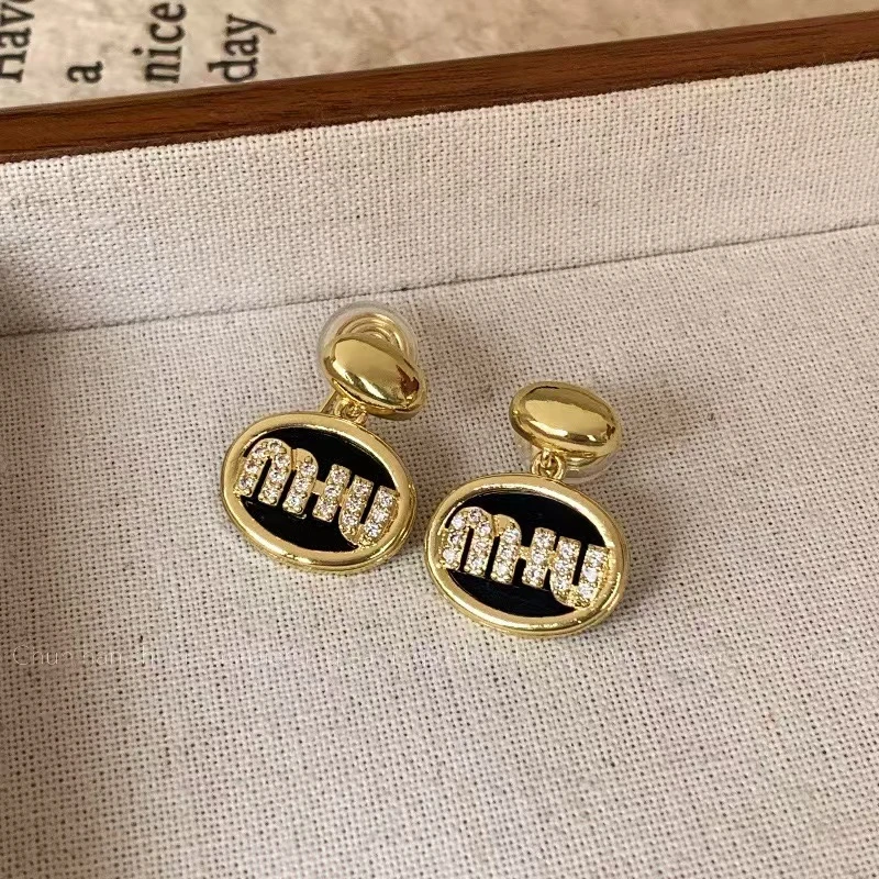 铜合金锆石耳饰 新款miumiu字母椭圆耳环高级轻奢小众设计感耳饰