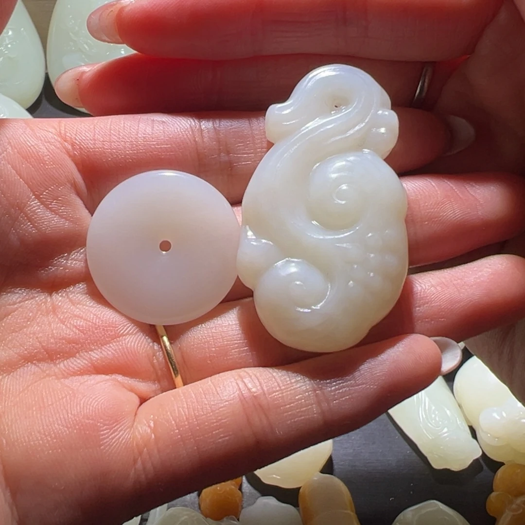 灰***狼和田玉未镶嵌颈饰