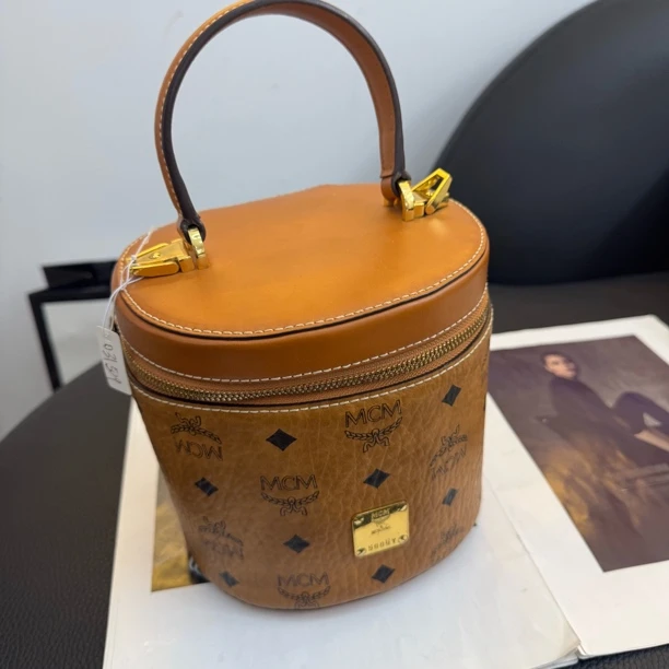 95新 MCM 大麦中古/mcm干邑色发财桶/斜挎