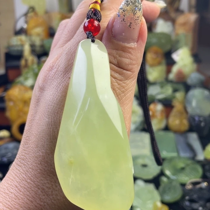 蛇纹石玉颈饰合金